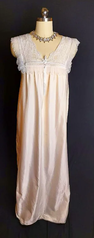 Amazing Value * VINTAGE LILY OF FRANCE FLANNEL LINED SATIN, PLEATS AND LACE NIGHTGOWN IN PARIS PINK Amazing Value * VINTAGE LILY OF FRANCE FLANNEL LINED SATIN, PLEATS AND LACE NIGHTGOWN IN PARIS PINK